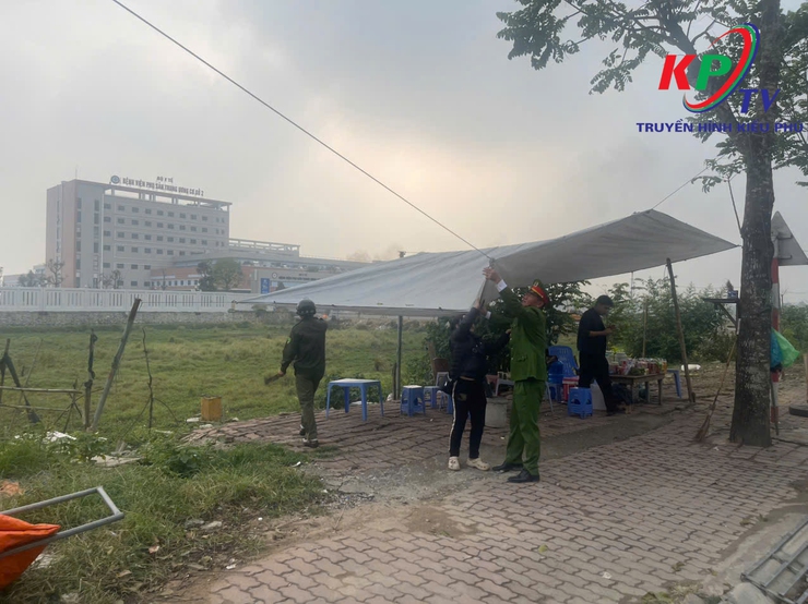 XÃ KIỀU PHÚ RA QUÂN XỬ LÝ CÁC ĐIỂM NGHẼN VỀ TRẬT TỰ ĐÔ THỊ- Ảnh 1.