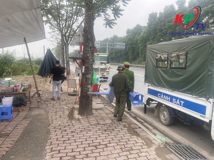 XÃ KIỀU PHÚ RA QUÂN XỬ LÝ CÁC ĐIỂM NGHẼN VỀ TRẬT TỰ ĐÔ THỊ- Ảnh 2.