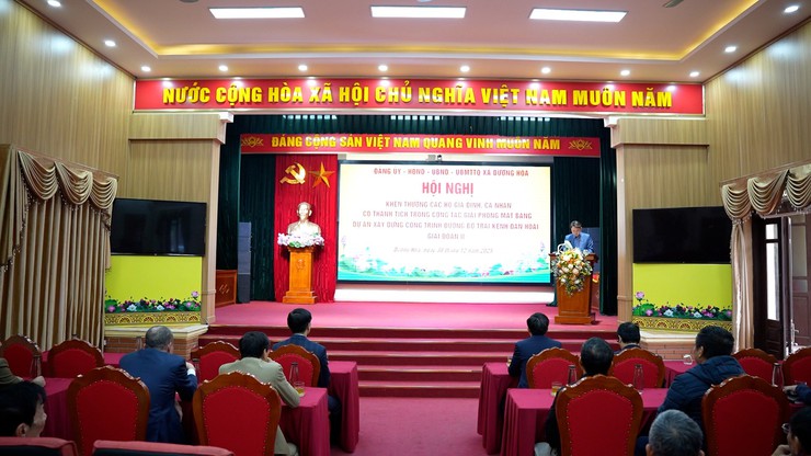 Hội nghị khen thưởng các hộ gia đình, cá nhân có thành tích trong công tác giải phóng mặt bằng dự án xây dựng công trình đường bờ trái kênh Đan Hoài giai đoạn 2- Ảnh 1.