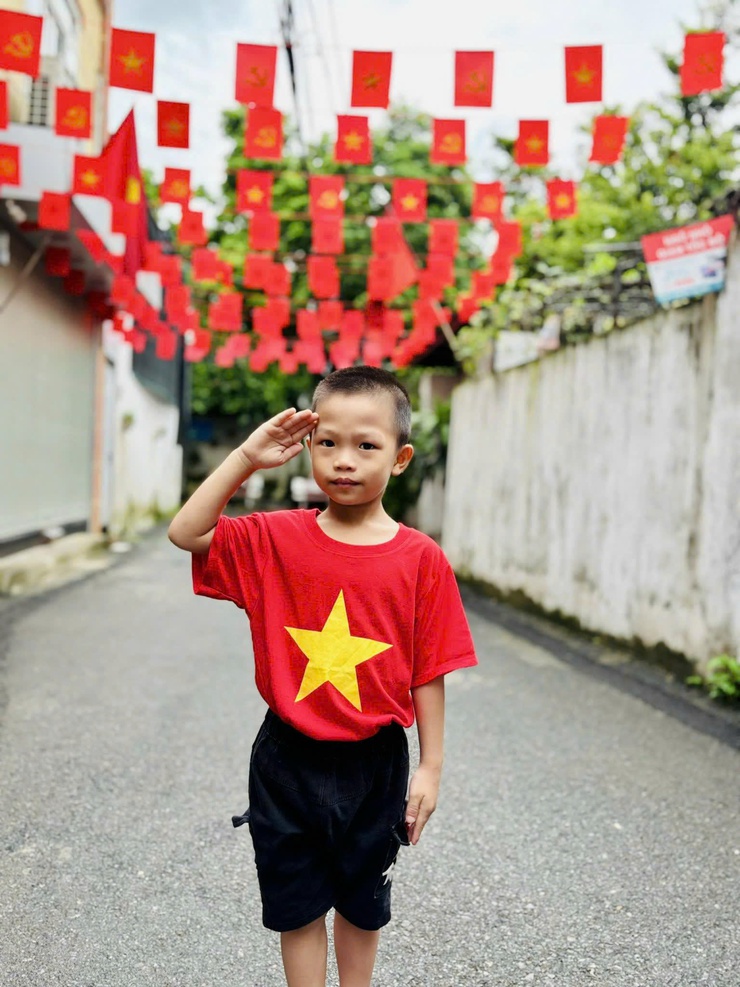 Phường Long Biên trang trí trực quan rực rỡ chào đón năm mới 2026- Ảnh 3.