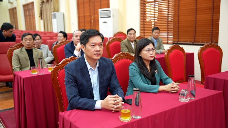 Hội nghị khen thưởng các hộ gia đình, cá nhân có thành tích trong công tác giải phóng mặt bằng dự án xây dựng công trình đường bờ trái kênh Đan Hoài giai đoạn 2- Ảnh 2.