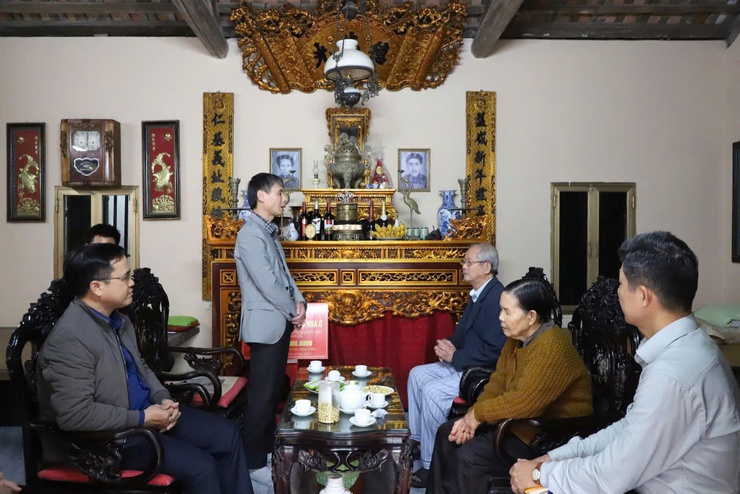 Bí thư Đảng ủy xã Hồng Vân: Trao kinh phí hỗ trợ xây dựng mới, sửa chữa nhà ở đối với người có Công với Cách mạng và thân nhân Liệt sĩ- Ảnh 3.