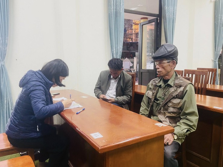 XÃ QUỐC OAI TRAO TẶNG QUÀ CỦA ĐẢNG, NHÀ NƯỚC NHÂN DỊP CHÀO MỪNG ĐẠI HỘI ĐẠI BIỂU TOÀN QUỐC LẦN THỨ XIV CỦA ĐẢNG VÀ TẾT NGUYÊN ĐÁN BÍNH NGỌ NĂM 2026- Ảnh 1.