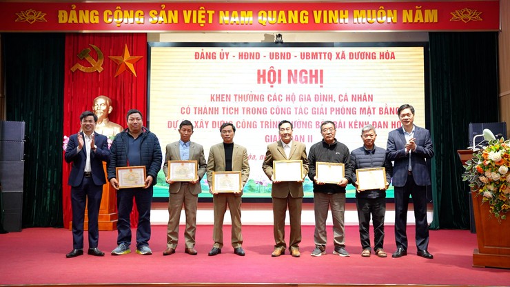 Hội nghị khen thưởng các hộ gia đình, cá nhân có thành tích trong công tác giải phóng mặt bằng dự án xây dựng công trình đường bờ trái kênh Đan Hoài giai đoạn 2- Ảnh 8.