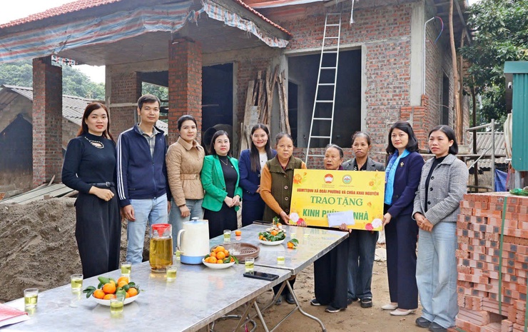 MTTQ xã Đoài Phương bàn giao tiền hỗ trợ xây nhà đại đoàn kết

- Ảnh 2.