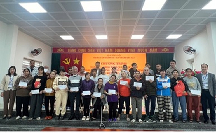 Trao quà hỗ trợ cho 313 người khuyết tật tại Trung tâm Chăm sóc người khuyết tật Hà Nội- Ảnh 1.