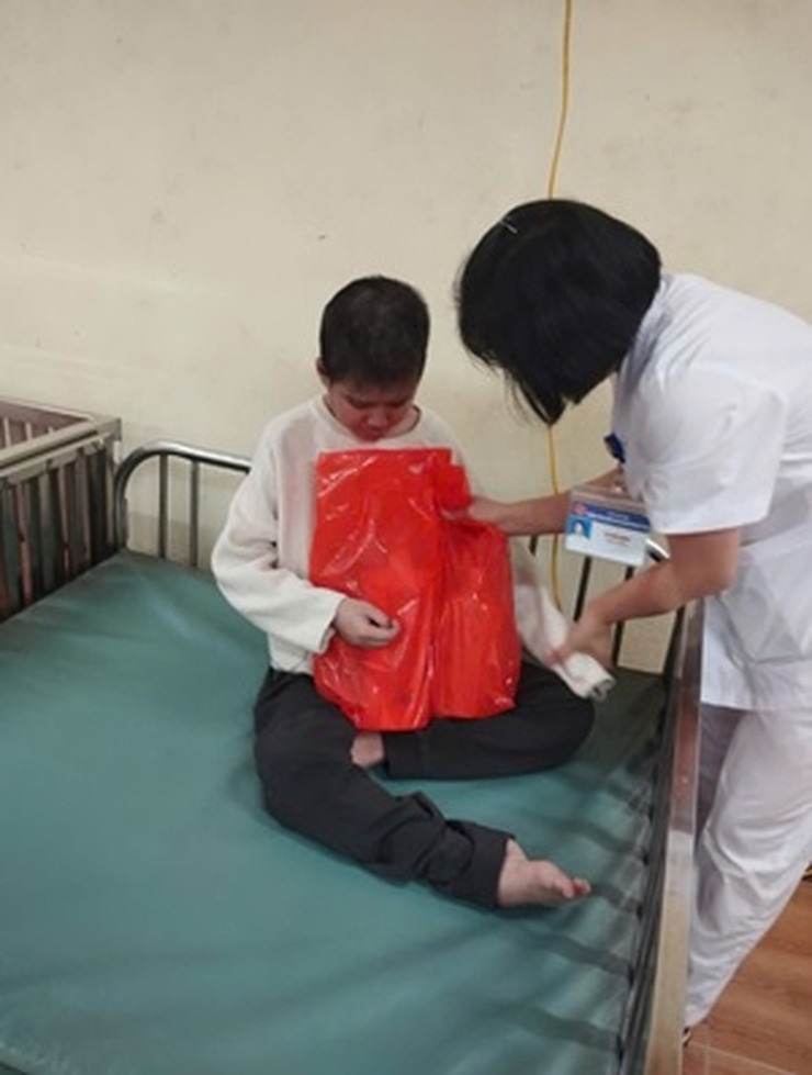 Trao quà hỗ trợ cho 313 người khuyết tật tại Trung tâm Chăm sóc người khuyết tật Hà Nội- Ảnh 2.
