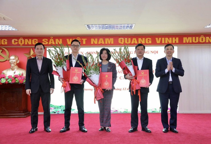 Phường Dương Nội công bố và trao quyết định về công tác cán bộ- Ảnh 1.