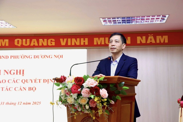 Phường Dương Nội công bố và trao quyết định về công tác cán bộ- Ảnh 2.