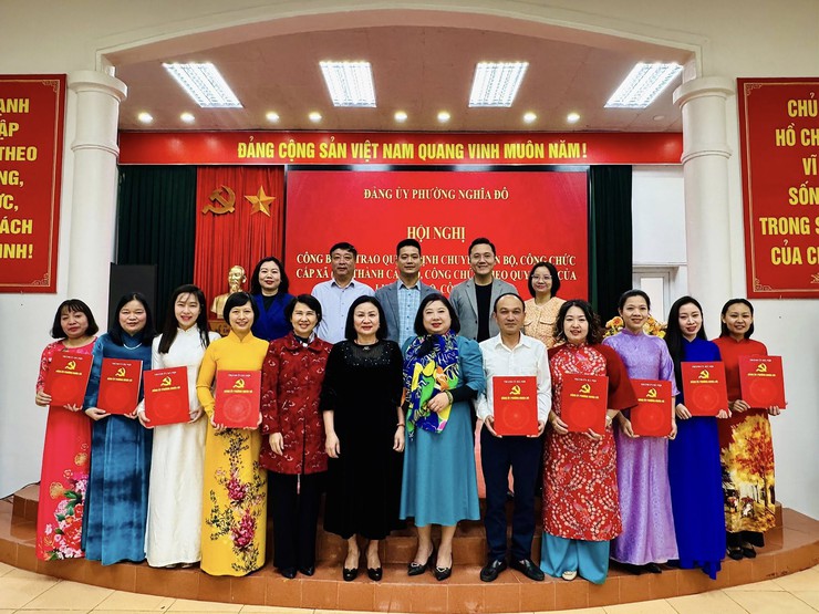 Phường Nghĩa Đô bố và trao quyết định chuyển cán bộ, công chức cấp xã (cũ) thành cán bộ công chức theo Luật mới- Ảnh 1.