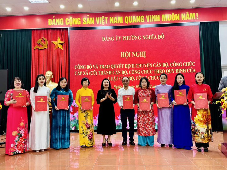 Phường Nghĩa Đô bố và trao quyết định chuyển cán bộ, công chức cấp xã (cũ) thành cán bộ công chức theo Luật mới- Ảnh 3.