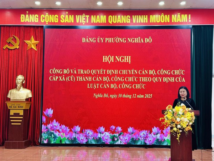 Phường Nghĩa Đô bố và trao quyết định chuyển cán bộ, công chức cấp xã (cũ) thành cán bộ công chức theo Luật mới- Ảnh 2.