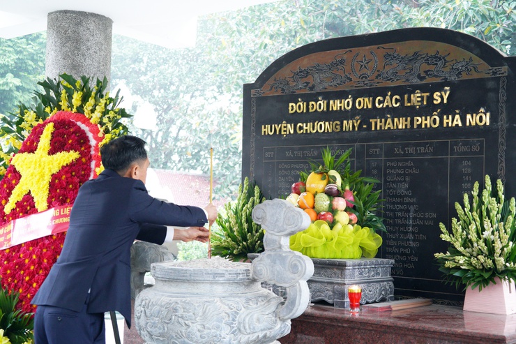 Phường Chương Mỹ tổ chức lễ dâng hương tưởng niệm các anh hùng liệt sĩ nhân dịp Tết dương lịch năm 2026- Ảnh 3.