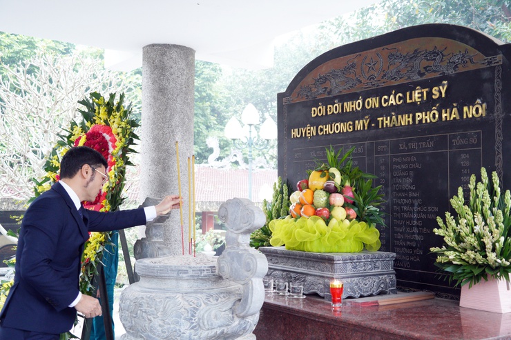 Phường Chương Mỹ tổ chức lễ dâng hương tưởng niệm các anh hùng liệt sĩ nhân dịp Tết dương lịch năm 2026- Ảnh 6.