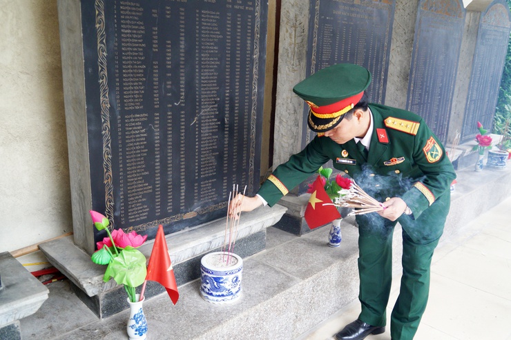 Phường Chương Mỹ tổ chức lễ dâng hương tưởng niệm các anh hùng liệt sĩ nhân dịp Tết dương lịch năm 2026- Ảnh 10.