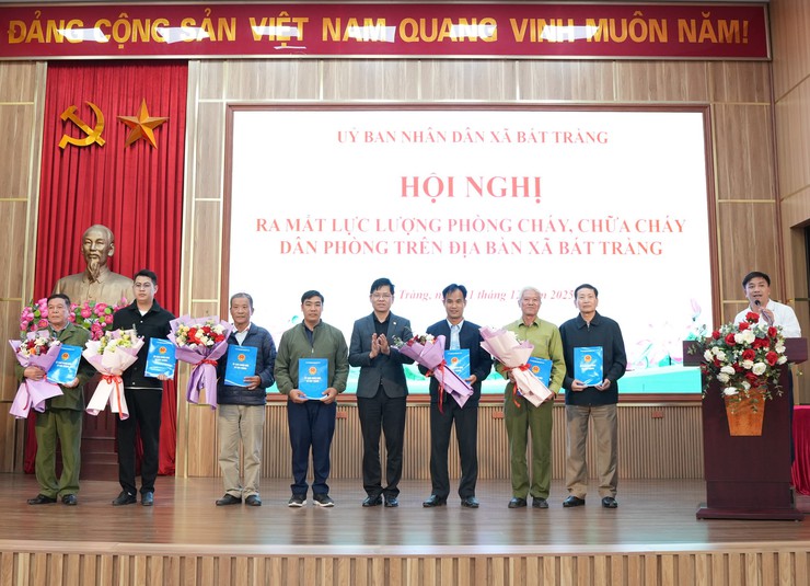 UBND xã Bát Tràng ra mắt lực lượng phòng cháy, chữa cháy dân phòng- Ảnh 1.