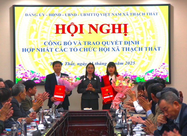 Thạch Thất công bố và trao Quyết định hợp nhất các Hội quần chúng trên địa bàn xã- Ảnh 6.