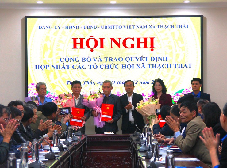 Thạch Thất công bố và trao Quyết định hợp nhất các Hội quần chúng trên địa bàn xã- Ảnh 5.