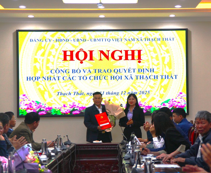 Thạch Thất công bố và trao Quyết định hợp nhất các Hội quần chúng trên địa bàn xã- Ảnh 7.