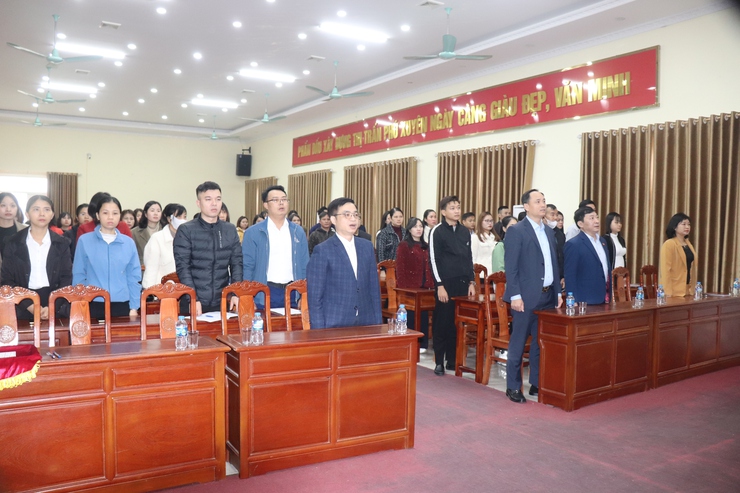 BẾ GIẢNG LỚP BỒI DƯỠNG LÝ LUẬN CHÍNH TRỊ CHO ĐẢNG VIÊN MỚI KẾT NẠP QUÝ IV NĂM 2025- Ảnh 1.