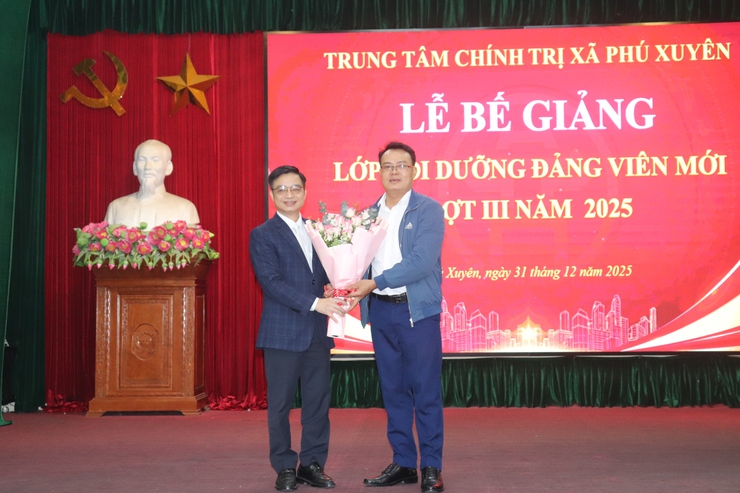 BẾ GIẢNG LỚP BỒI DƯỠNG LÝ LUẬN CHÍNH TRỊ CHO ĐẢNG VIÊN MỚI KẾT NẠP QUÝ IV NĂM 2025- Ảnh 3.