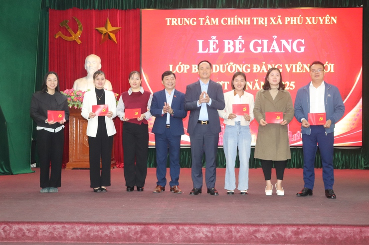 BẾ GIẢNG LỚP BỒI DƯỠNG LÝ LUẬN CHÍNH TRỊ CHO ĐẢNG VIÊN MỚI KẾT NẠP QUÝ IV NĂM 2025- Ảnh 4.