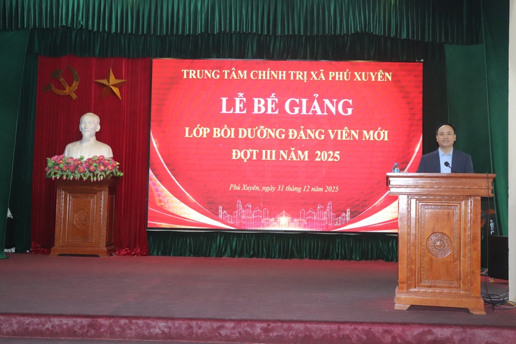 BẾ GIẢNG LỚP BỒI DƯỠNG LÝ LUẬN CHÍNH TRỊ CHO ĐẢNG VIÊN MỚI KẾT NẠP QUÝ IV NĂM 2025- Ảnh 5.