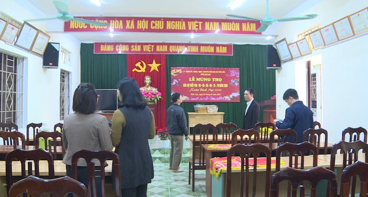 Phó Chủ tịch Thường trực UBND xã Đinh Xuân Hanh kiểm tra công tác chuẩn bị Lễ mừng thọ người cao tuổi năm 2026 tại các nhà văn hóa thôn- Ảnh 1.