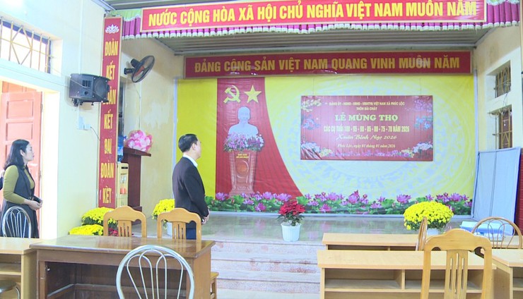 Phó Chủ tịch Thường trực UBND xã Đinh Xuân Hanh kiểm tra công tác chuẩn bị Lễ mừng thọ người cao tuổi năm 2026 tại các nhà văn hóa thôn- Ảnh 2.