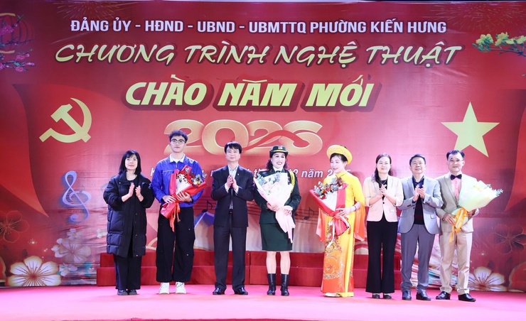 Phường Kiến Hưng rực rỡ Đêm nghệ thuật chào mừng năm mới 2026- Ảnh 1.