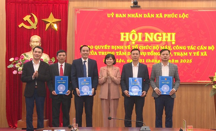 UBND xã tổ chức Hội nghị trao Quyết định về tổ chức bộ máy, công tác cán bộ của Trung tâm Dịch vụ tổng hợp và Trạm Y tế xã- Ảnh 3.