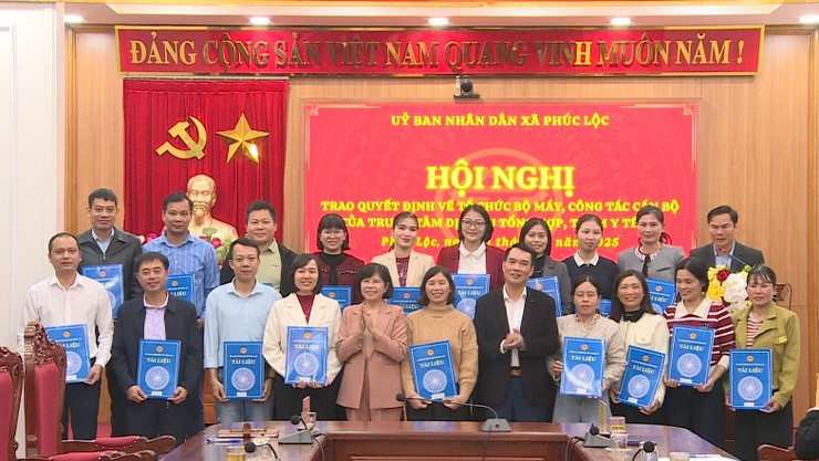 UBND xã tổ chức Hội nghị trao Quyết định về tổ chức bộ máy, công tác cán bộ của Trung tâm Dịch vụ tổng hợp và Trạm Y tế xã- Ảnh 4.