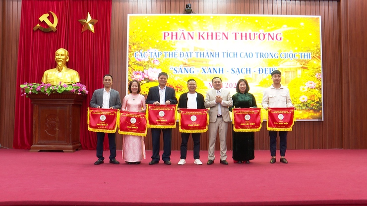 Phú Xuyên tổng kết phong trào “Sáng – Xanh – Sạch – Đẹp”, “Toàn dân đoàn kết xây dựng đời sống văn hóa” năm 2025; triển khai nhiệm vụ phục vụ Tết Nguyên đán Bính Ngọ 2026- Ảnh 4.