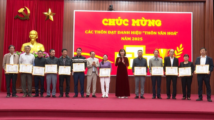 Phú Xuyên tổng kết phong trào “Sáng – Xanh – Sạch – Đẹp”, “Toàn dân đoàn kết xây dựng đời sống văn hóa” năm 2025; triển khai nhiệm vụ phục vụ Tết Nguyên đán Bính Ngọ 2026- Ảnh 7.