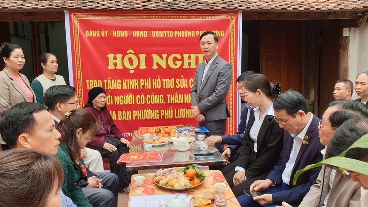 Phường Phú Lương trao kinh phí hỗ trợ sửa chữa nhà ở cho vợ liệt sỹ Hoàng Đình Dụ tại TDP 6- Ảnh 1.
