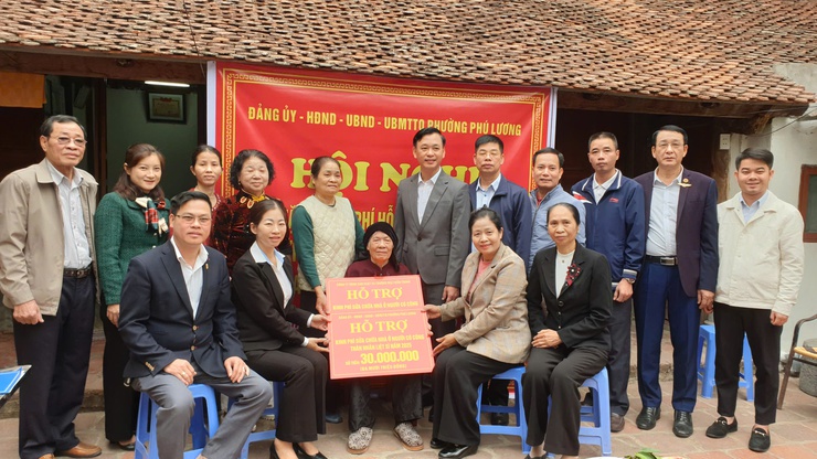 Phường Phú Lương trao kinh phí hỗ trợ sửa chữa nhà ở cho vợ liệt sỹ Hoàng Đình Dụ tại TDP 6- Ảnh 2.