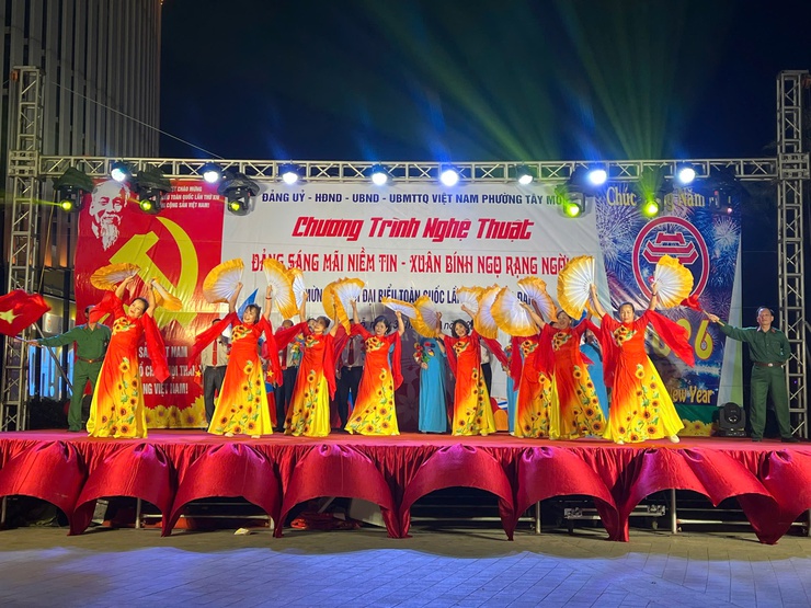 Phường Tây Mỗ: Sôi nổi chương trình nghệ thuật "Đảng sáng mãi niềm tin – Xuân Bính Ngọ rạng ngời"- Ảnh 7.