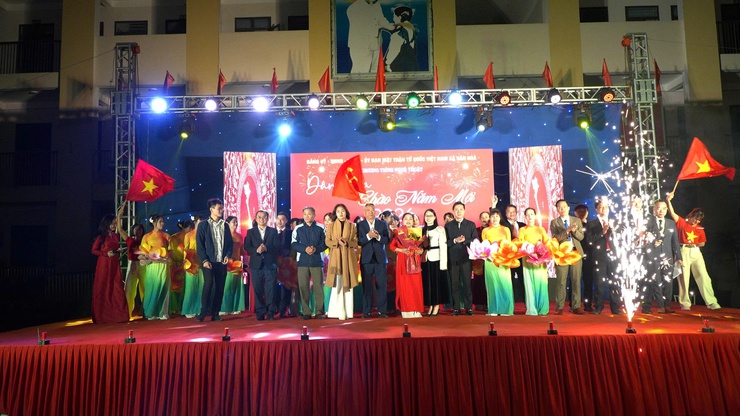 ĐẶC SẮC CHƯƠNG TRÌNH BIỂU DIỄN NGHỆ THUẬT
“DÂN HÒA – CHÀO NĂM MỚI 2026”
- Ảnh 14.