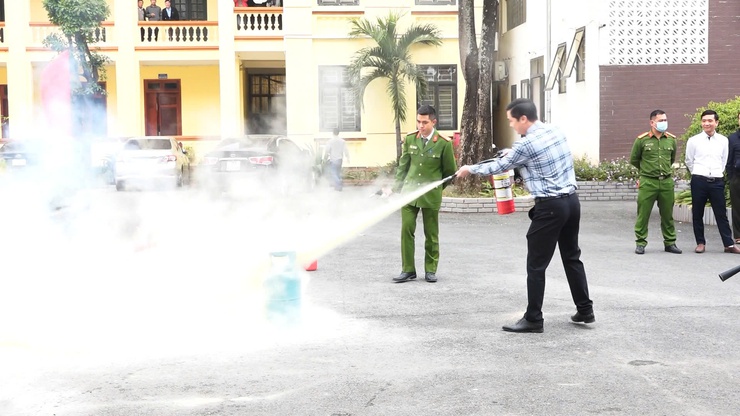 DÂN HÒA TỔ CHỨC HỘI NGHỊ TẬP HUẤN CÁC VĂN BẢN PHÁP LUẬT MỚI VÀ THỰC HÀNH KỸ NĂNG PHÒNG CHÁY, CHỮA CHÁY VÀ CỨU NẠN, CỨU HỘ- Ảnh 7.