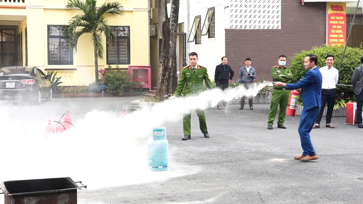 DÂN HÒA TỔ CHỨC HỘI NGHỊ TẬP HUẤN CÁC VĂN BẢN PHÁP LUẬT MỚI VÀ THỰC HÀNH KỸ NĂNG PHÒNG CHÁY, CHỮA CHÁY VÀ CỨU NẠN, CỨU HỘ- Ảnh 9.