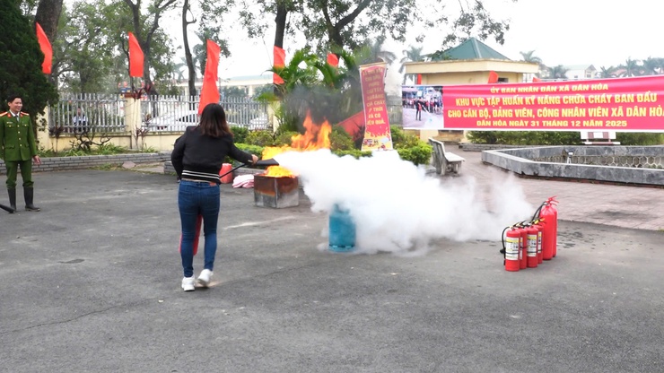 DÂN HÒA TỔ CHỨC HỘI NGHỊ TẬP HUẤN CÁC VĂN BẢN PHÁP LUẬT MỚI VÀ THỰC HÀNH KỸ NĂNG PHÒNG CHÁY, CHỮA CHÁY VÀ CỨU NẠN, CỨU HỘ- Ảnh 10.