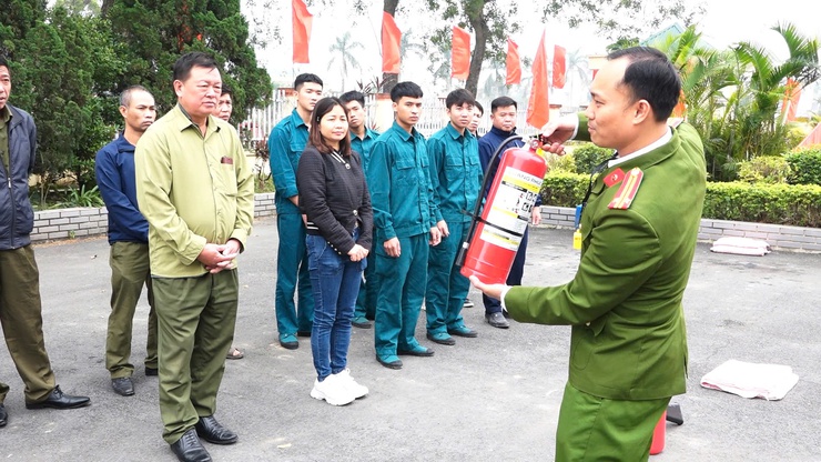 DÂN HÒA TỔ CHỨC HỘI NGHỊ TẬP HUẤN CÁC VĂN BẢN PHÁP LUẬT MỚI VÀ THỰC HÀNH KỸ NĂNG PHÒNG CHÁY, CHỮA CHÁY VÀ CỨU NẠN, CỨU HỘ- Ảnh 5.