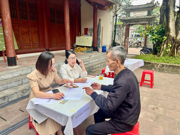 UBND PHƯỜNG VĂN MIẾU – QUỐC TỬ GIÁM TRIỂN KHAI TẶNG QUÀ CHO ĐỐI TƯỢNG CHÍNH SÁCH NHÂN DỊP ĐẠI HỘI ĐẢNG TOÀN QUỐC LẦN THỨ XIV VÀ TẾT NGUYÊN ĐÁN BÍNH NGỌ 2026- Ảnh 6.