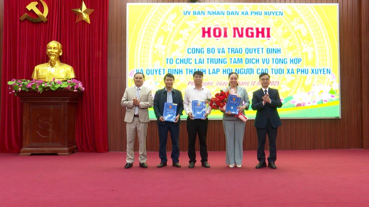 Công bố các quyết định thành lập Trung tâm Dịch vụ tổng hợp và Hội Người cao tuổi xã- Ảnh 1.