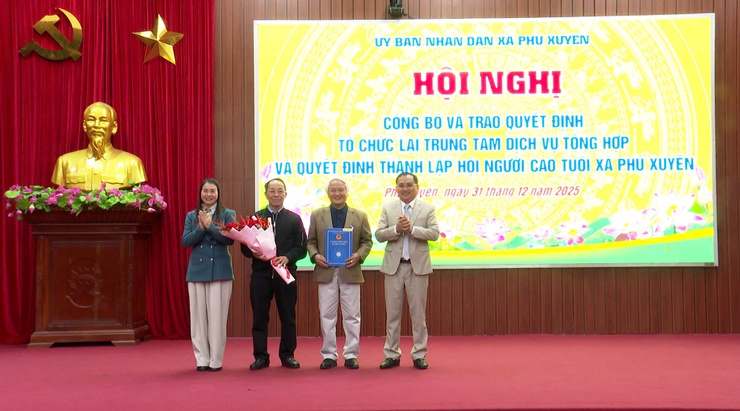 Công bố các quyết định thành lập Trung tâm Dịch vụ tổng hợp và Hội Người cao tuổi xã- Ảnh 2.