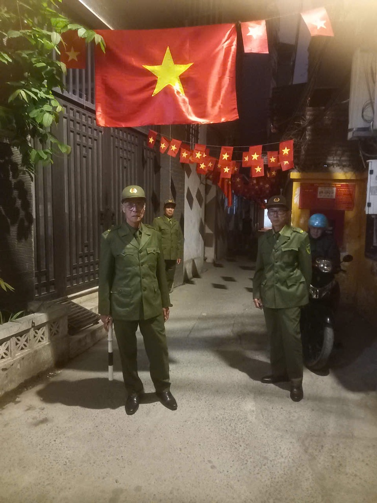 Phường Ngọc Hà tăng cường tuần tra bảo đảm an ninh, trật tự dịp Tết Dương lịch 2026- Ảnh 4.