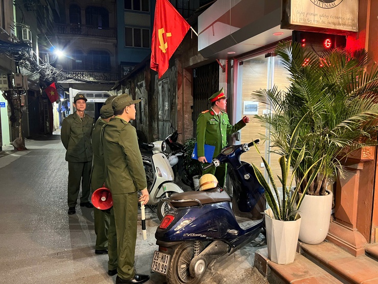 Phường Ngọc Hà tăng cường tuần tra bảo đảm an ninh, trật tự dịp Tết Dương lịch 2026- Ảnh 1.