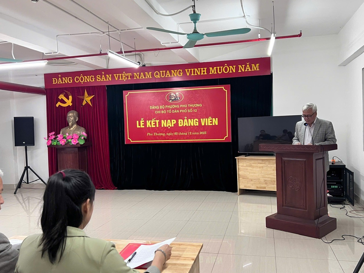 02 quần chúng ưu tú được kết nạp vào Đảng tại các tổ dân phố trên địa bàn phường Phú Thượng
- Ảnh 1.