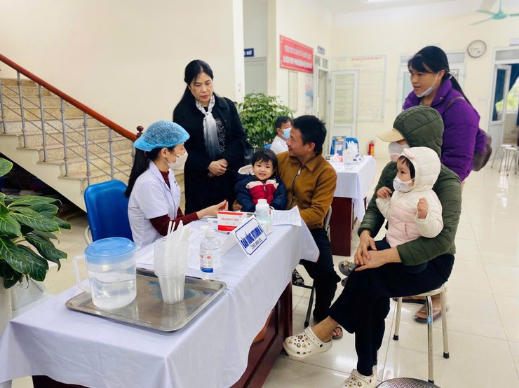 Xã Dương Hoà triển khai chiến dịch cho trẻ uống bổ sung Vitamin A đợt 2 năm 2025 - Ảnh 2.