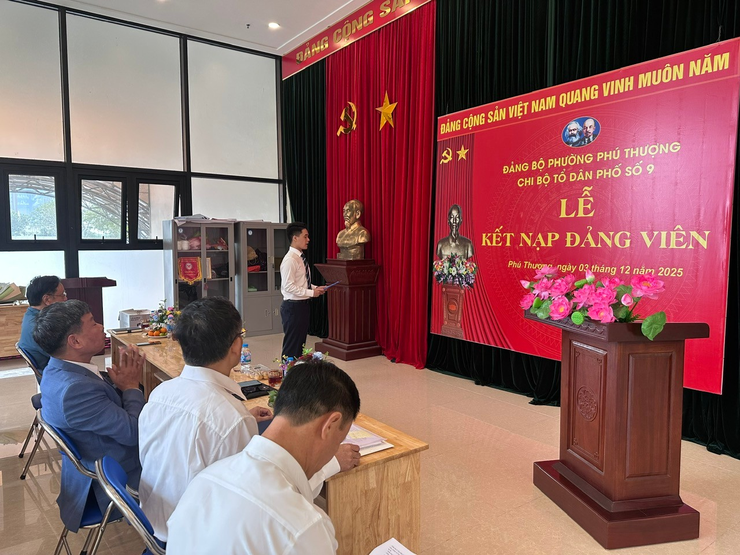 02 quần chúng ưu tú được kết nạp vào Đảng tại các tổ dân phố trên địa bàn phường Phú Thượng
- Ảnh 3.